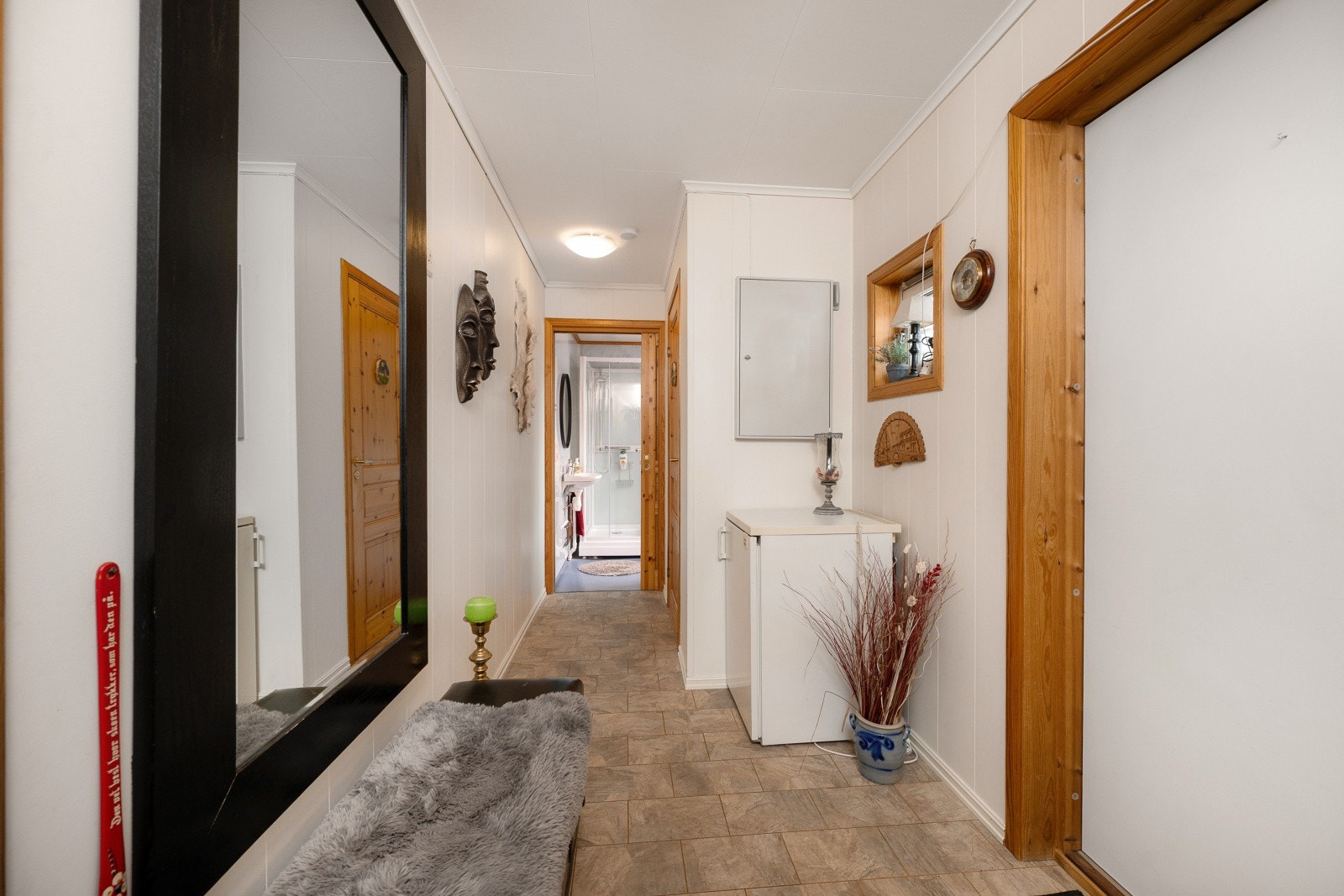 Fra gangen er det tilgang til toalettrom, vaskerom og videre inn til boligens oppholdsrom. Galleribilde