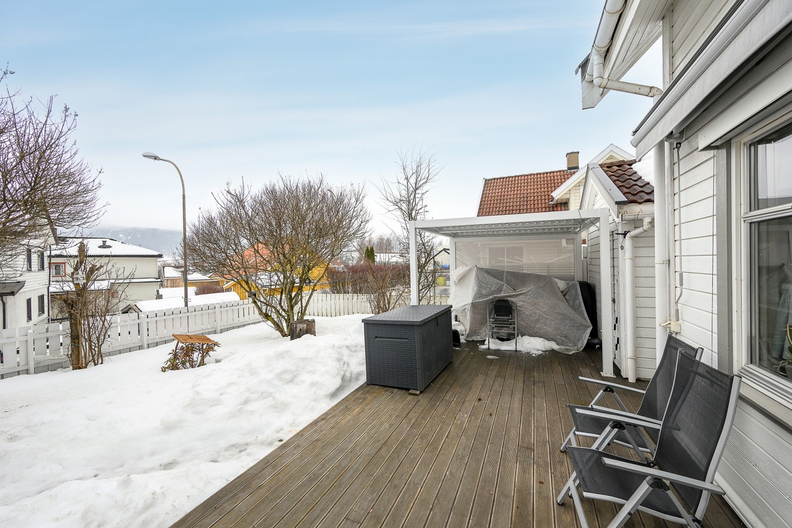 Fra terrassen har man oversikt over hagen og nærområdet. Galleribilde