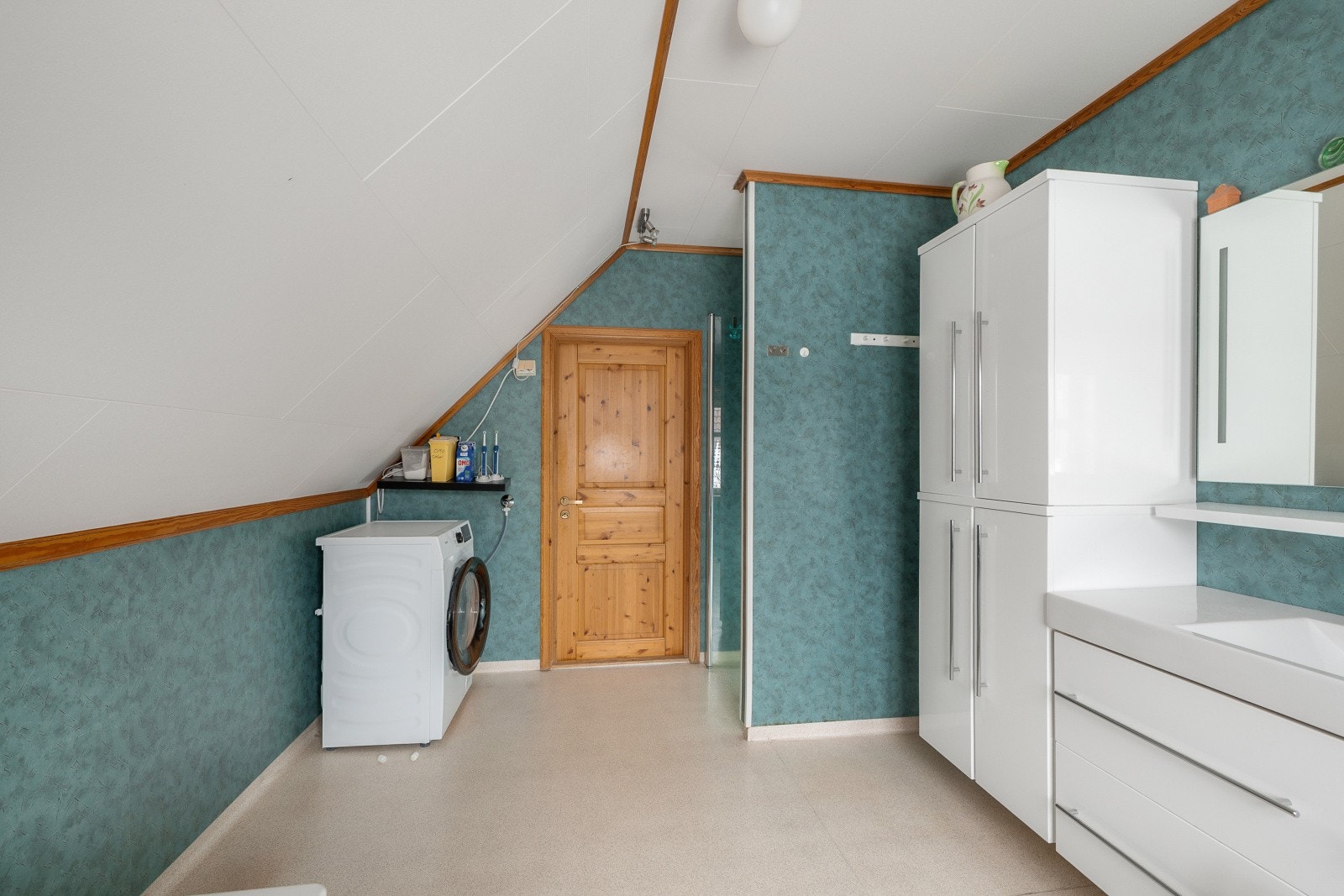 Badet har innredning med nedfelt servant, toalett, badekar, dusjvegger/hjørne og opplegg for vaskemaskin. Galleribilde