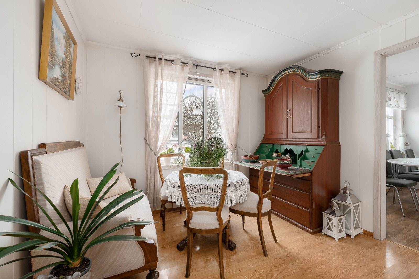 I tilknytning til stuen er det en egen spisestuedel. Galleribilde