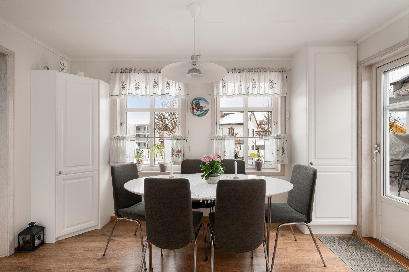 Fra kjøkkenet er det direkte utgang til terrasse. Galleribilde