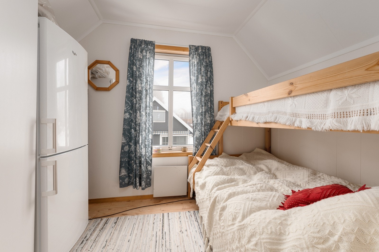 Det er også et fjerde rom i 2. etasje som er tatt i bruk som soverom men rommet er godkjent som bod og ikke godkjent som soverom, se punkt ferdigattest. Galleribilde