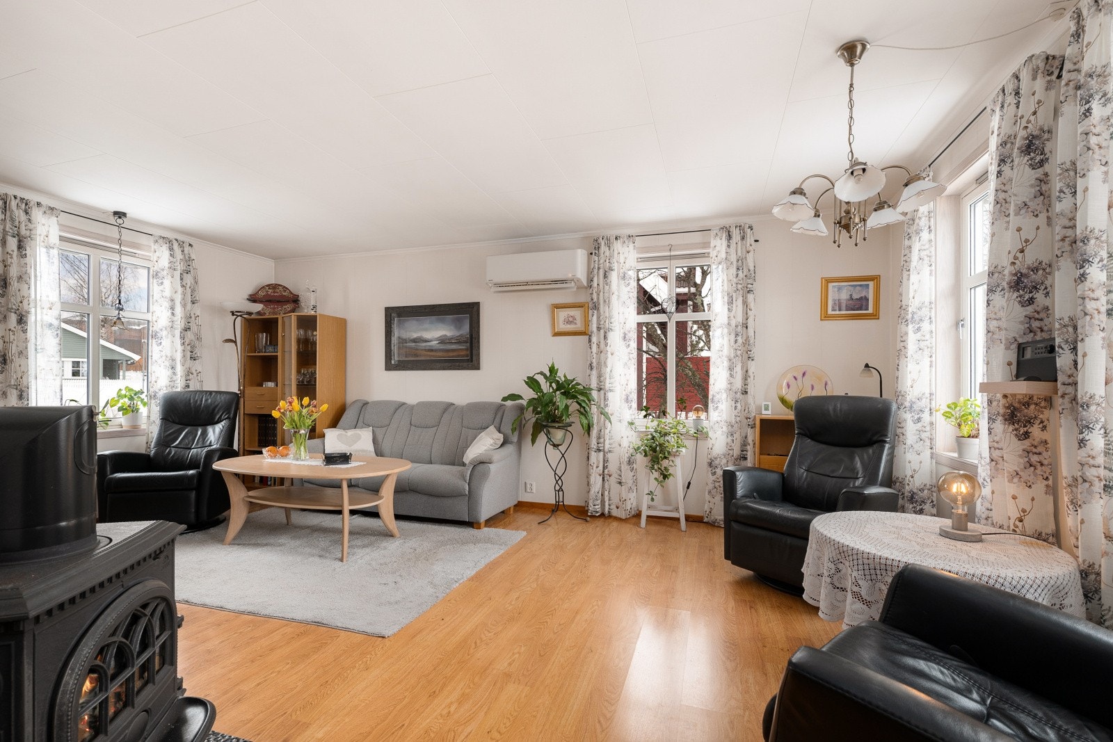 Stuen er romslig og har plass til flere sittegrupper. Galleribilde