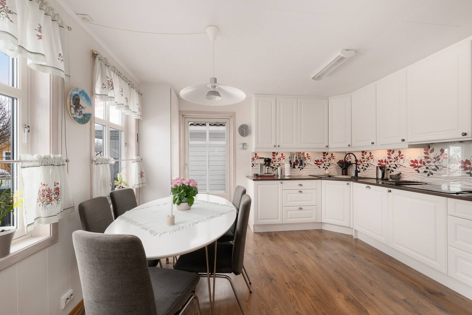 Kjøkkenet ble oppgradert i 2013 og har innredning med hvite profilerte fronter og laminat benkeplate med oppvaskkum. Galleribilde