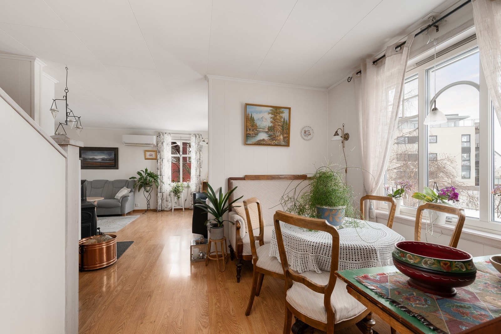 Dette gir en fleksibel løsning med flere adskilte oppholdssoner i første etasje. Her er det plass til spisebord der man kan samle familie og venner til hyggelige sammenkomster. Galleribilde