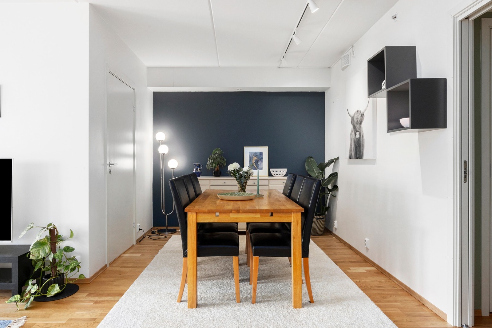 Utformingen av oppholdsrommet gir gode rom og muligheter til å kunne innrede flere soner Galleribilde