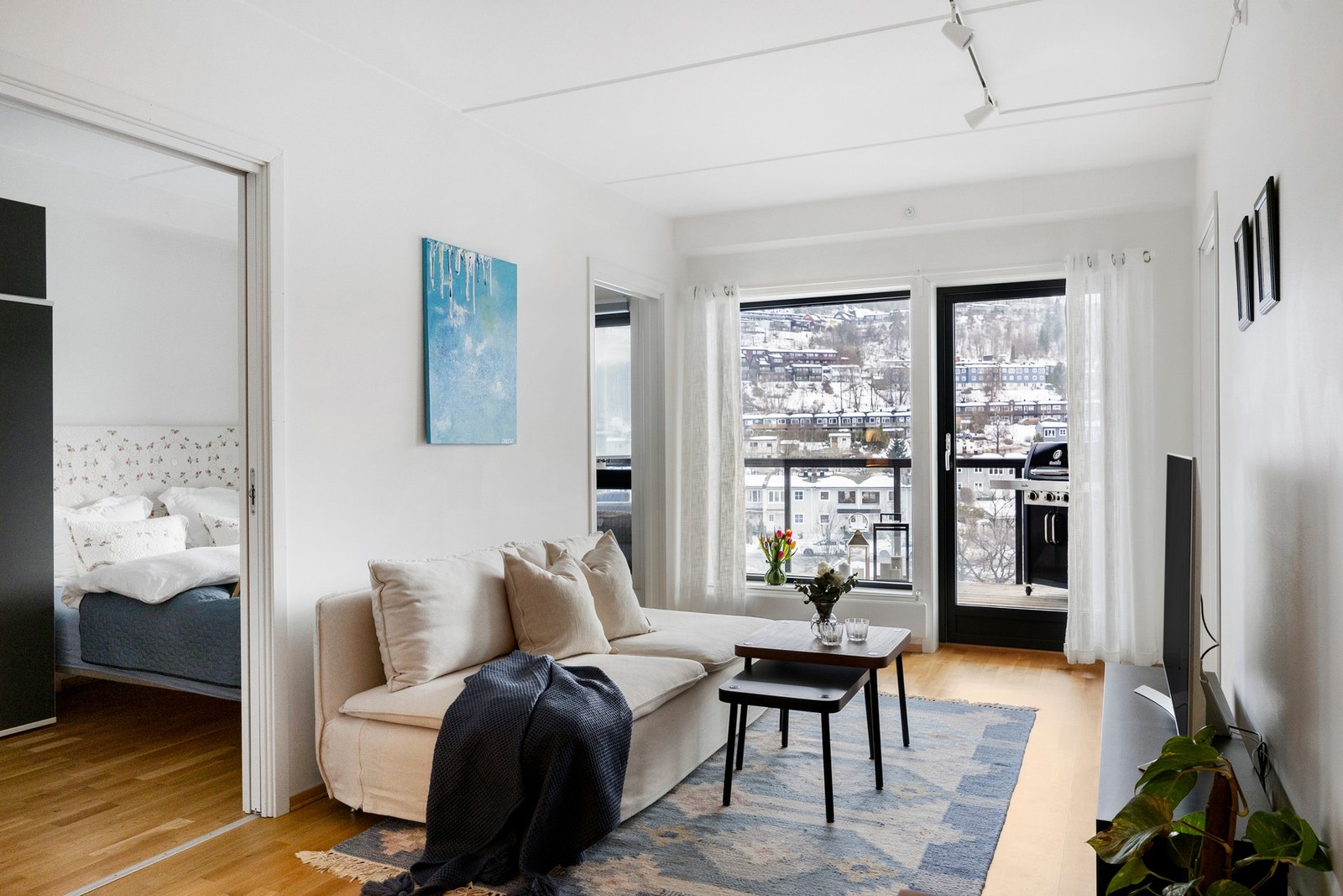 Stuen har store vindusflater som gir rikelig med naturlig lysinnslipp til oppholdsrommet Galleribilde