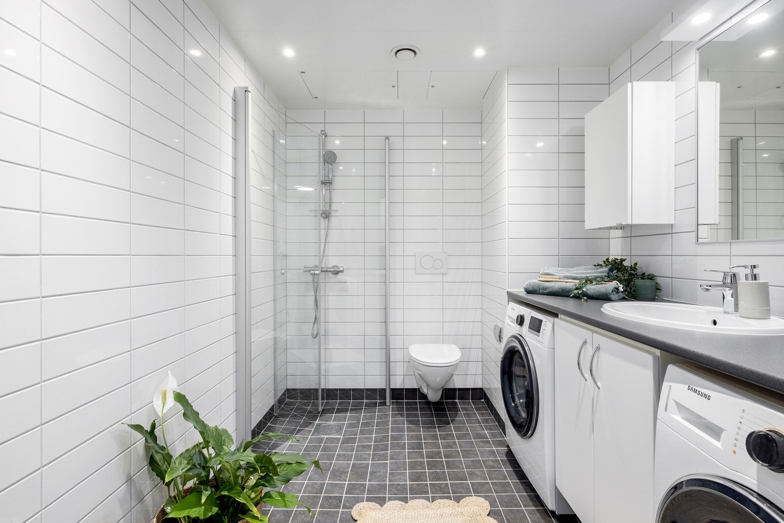 Leiligheten har et helfliset baderom med varme i gulv og downlights i himling Galleribilde