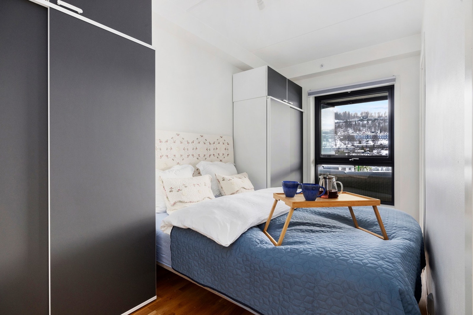 Soverom 1 har god plass til stor seng og ønsket garderobeløsning Galleribilde