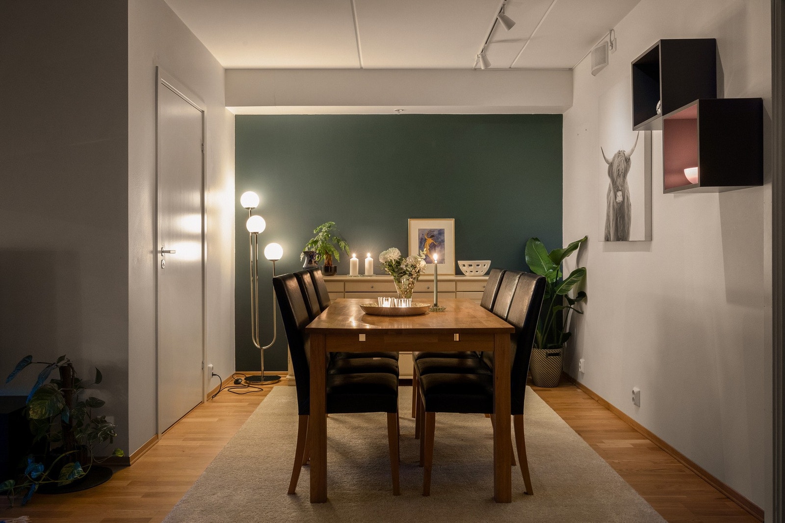 Her er det god plass til en større spisegruppe med plass til gode venner og familie Galleribilde