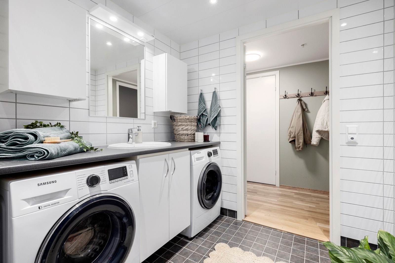 Her er det plass og opplegg for både vaskemaskin og tørketrommel Galleribilde