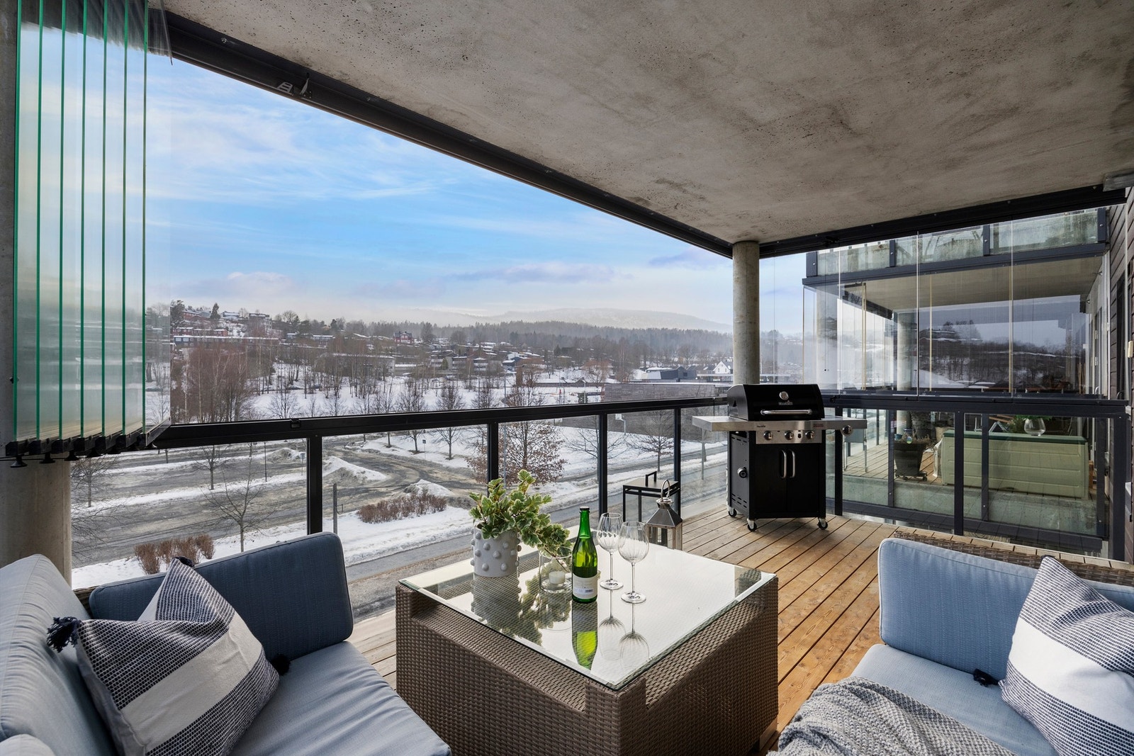 Balkongen måler hele 16 kvm og har svært gode innredningsmuligheter Galleribilde