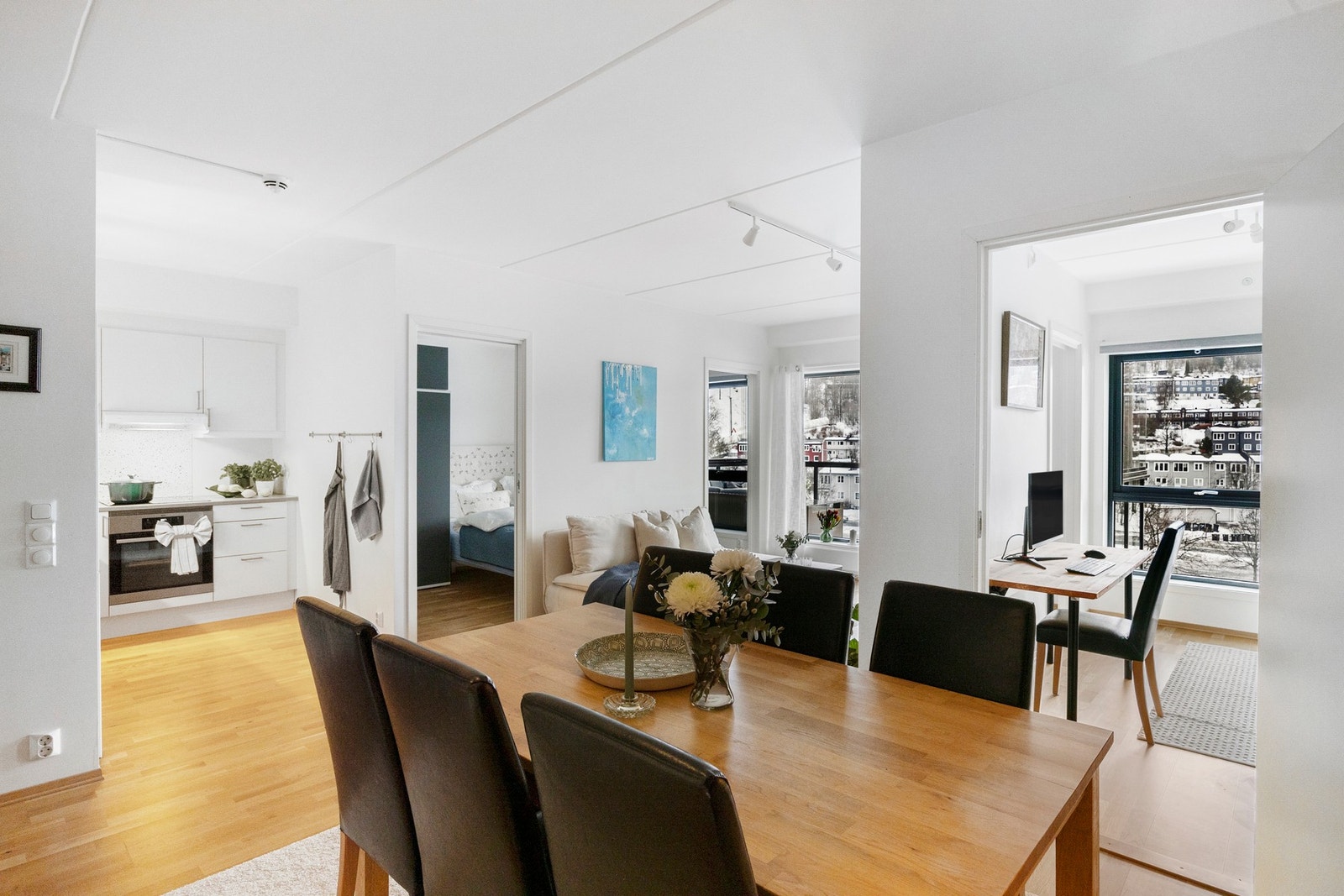 Spisestuen får en praktisk plassering ved kjøkken Galleribilde