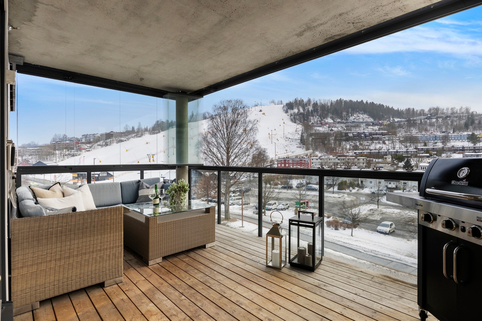 Balkongen er innglasset og fungerer godt som en forlengelse av stuen Galleribilde