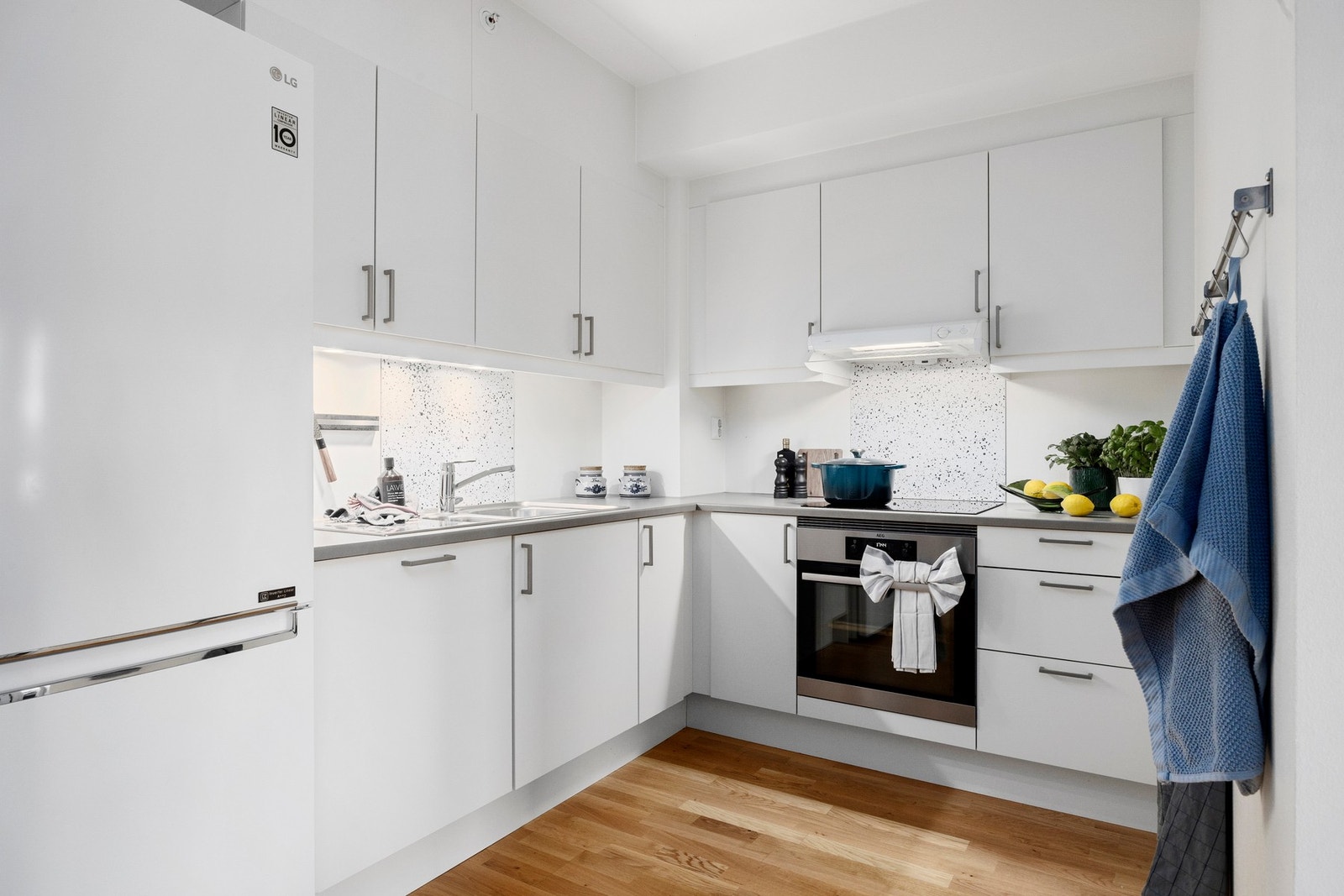 Rikelig med skap- og benkeplass sørger for et funksjonelt og arbeidsvennlig kjøkken Galleribilde