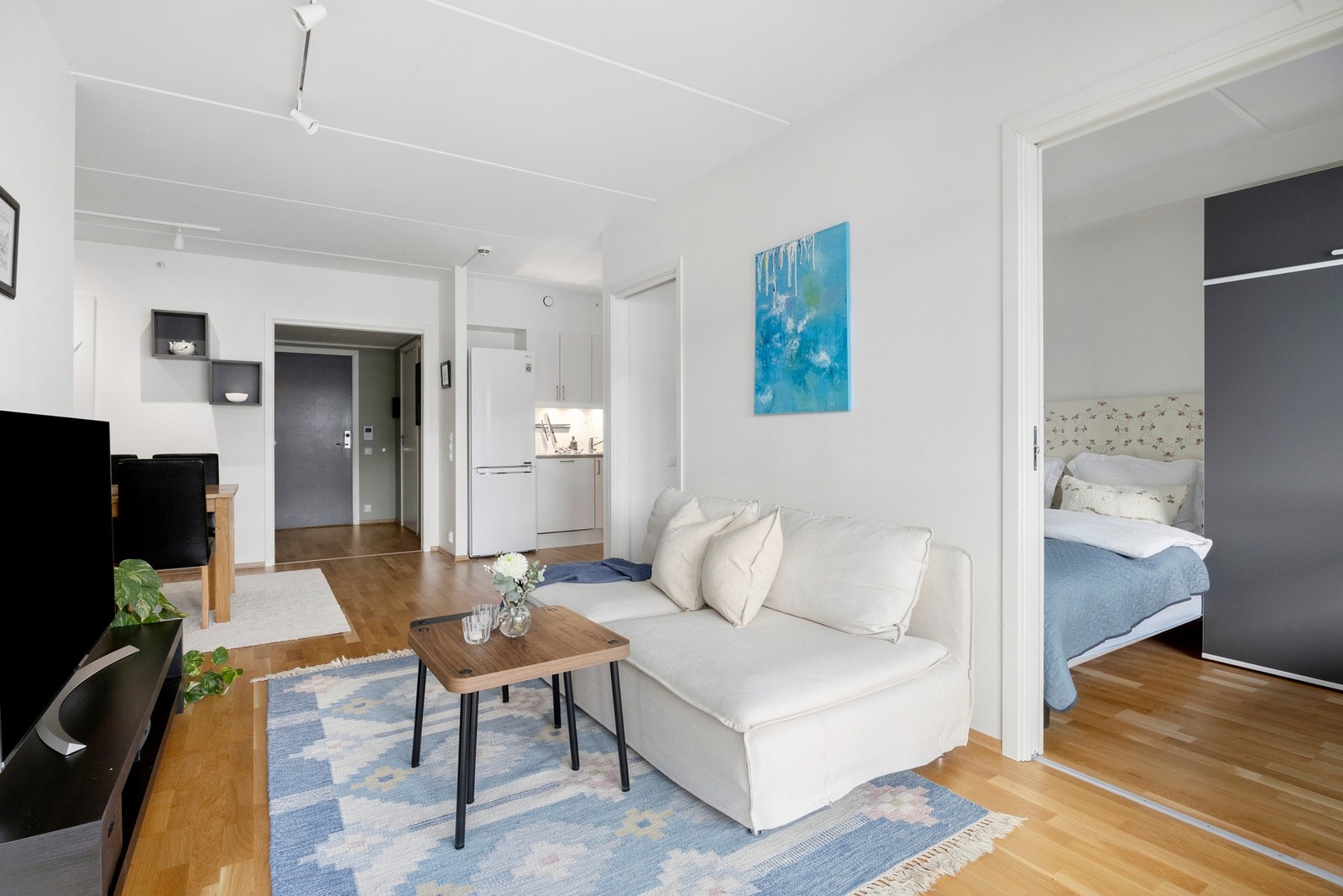 Videre inn i stue beveger vi oss mot spisestue og kjøkken Galleribilde