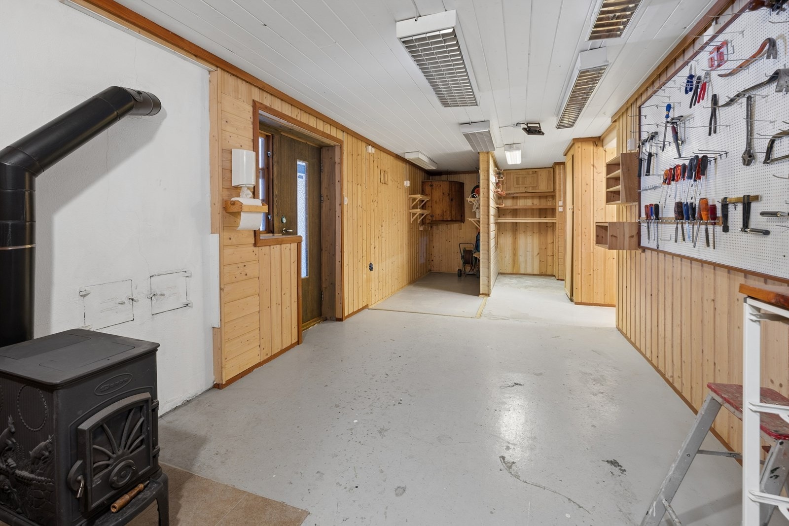Underetasjen inneholder en rekke boder, samt et stort rom som tidligere har vært brukt som verksted. Galleribilde