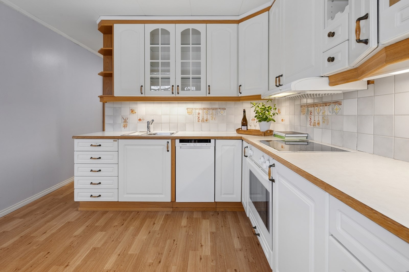 Det er bra med benkeplass på kjøkkenet. Galleribilde