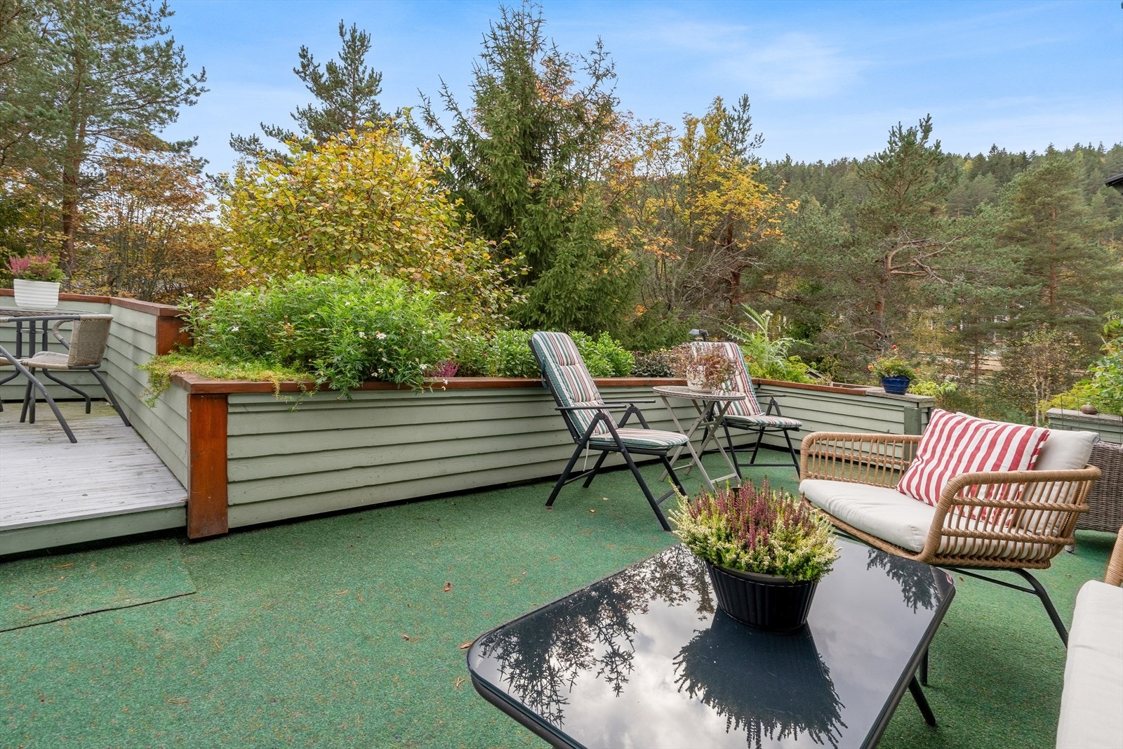 Stor og solrik terrasse. Galleribilde