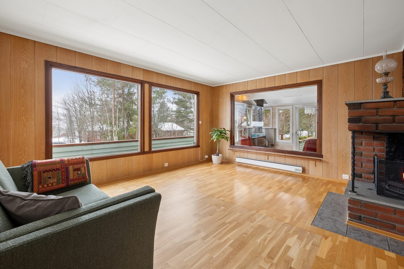 De store vindusflatene bidrar til mye dagslys inn i boligen. Galleribilde