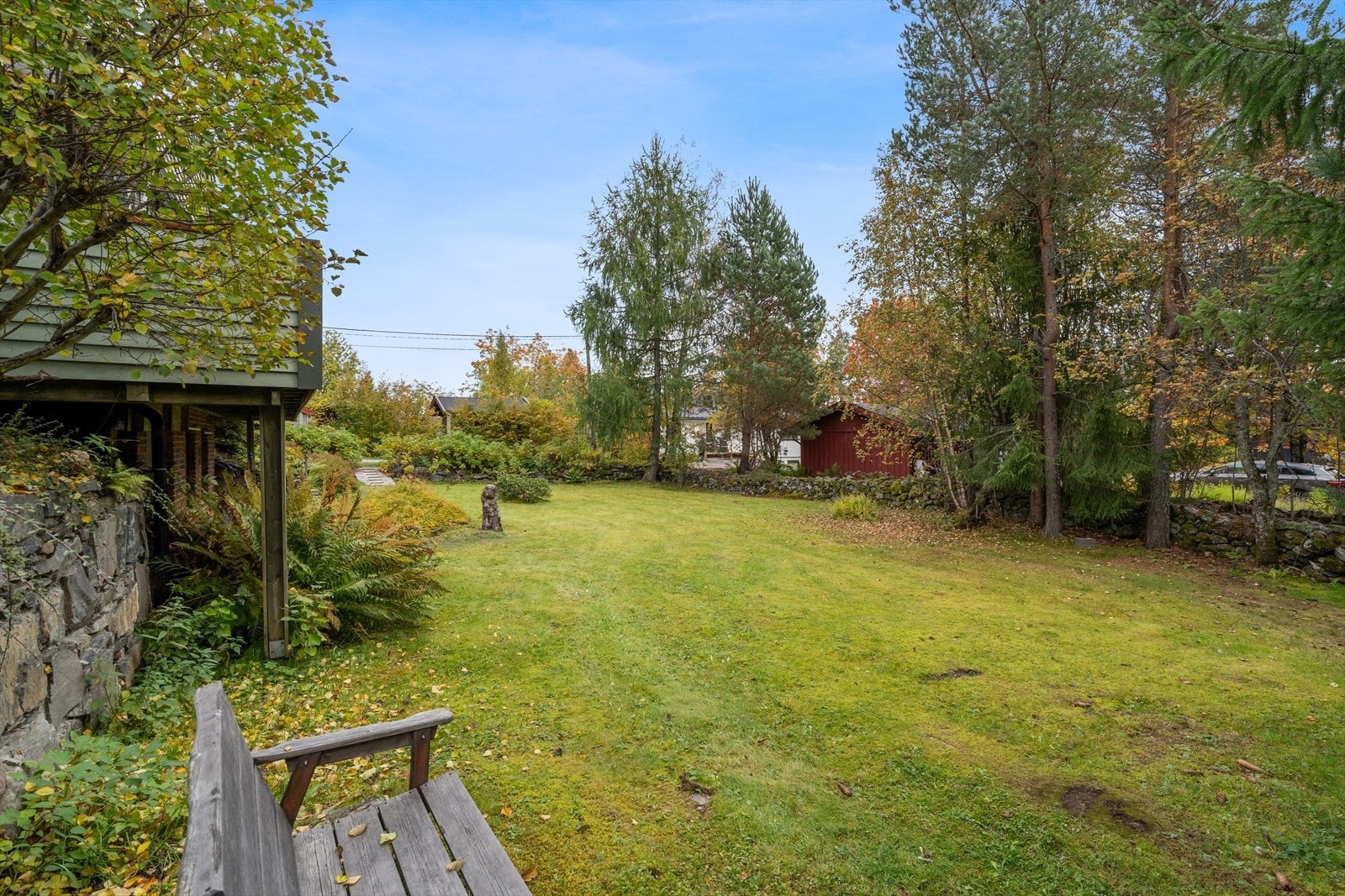 Flat og avskjermet tomt som er svært godt tilrettelagt for barnefamilier. Galleribilde