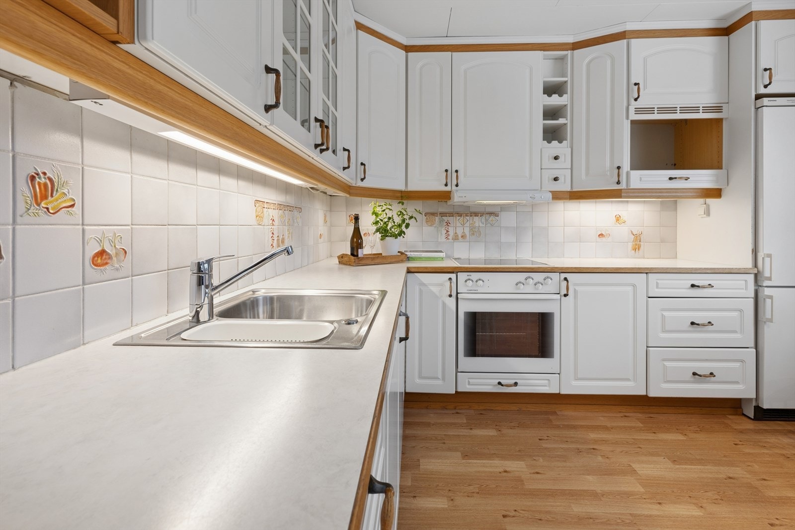 Takhøye skap bidrar til mye lagringsplass på kjøkkenet. Galleribilde