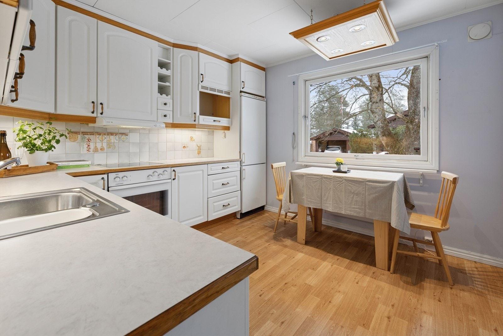 Trivelig spiseplass foran vinduet. Galleribilde