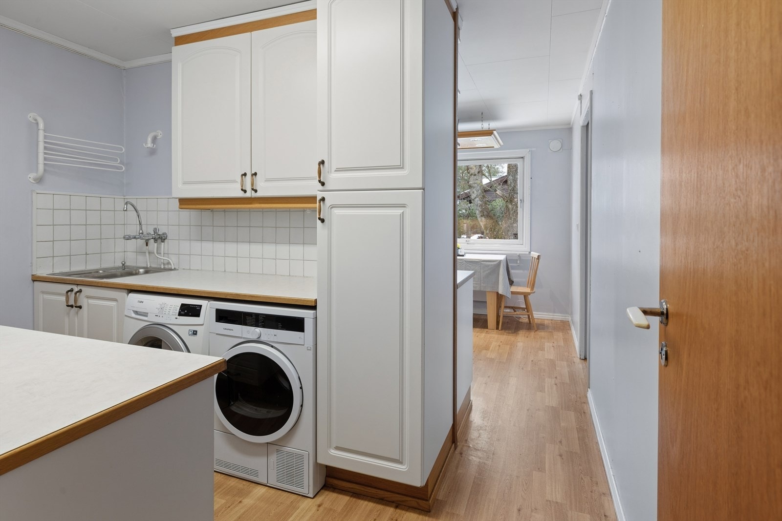 Vaskerommet er praktisk plassert i tilknytning til både kjøkken og utgang. Galleribilde