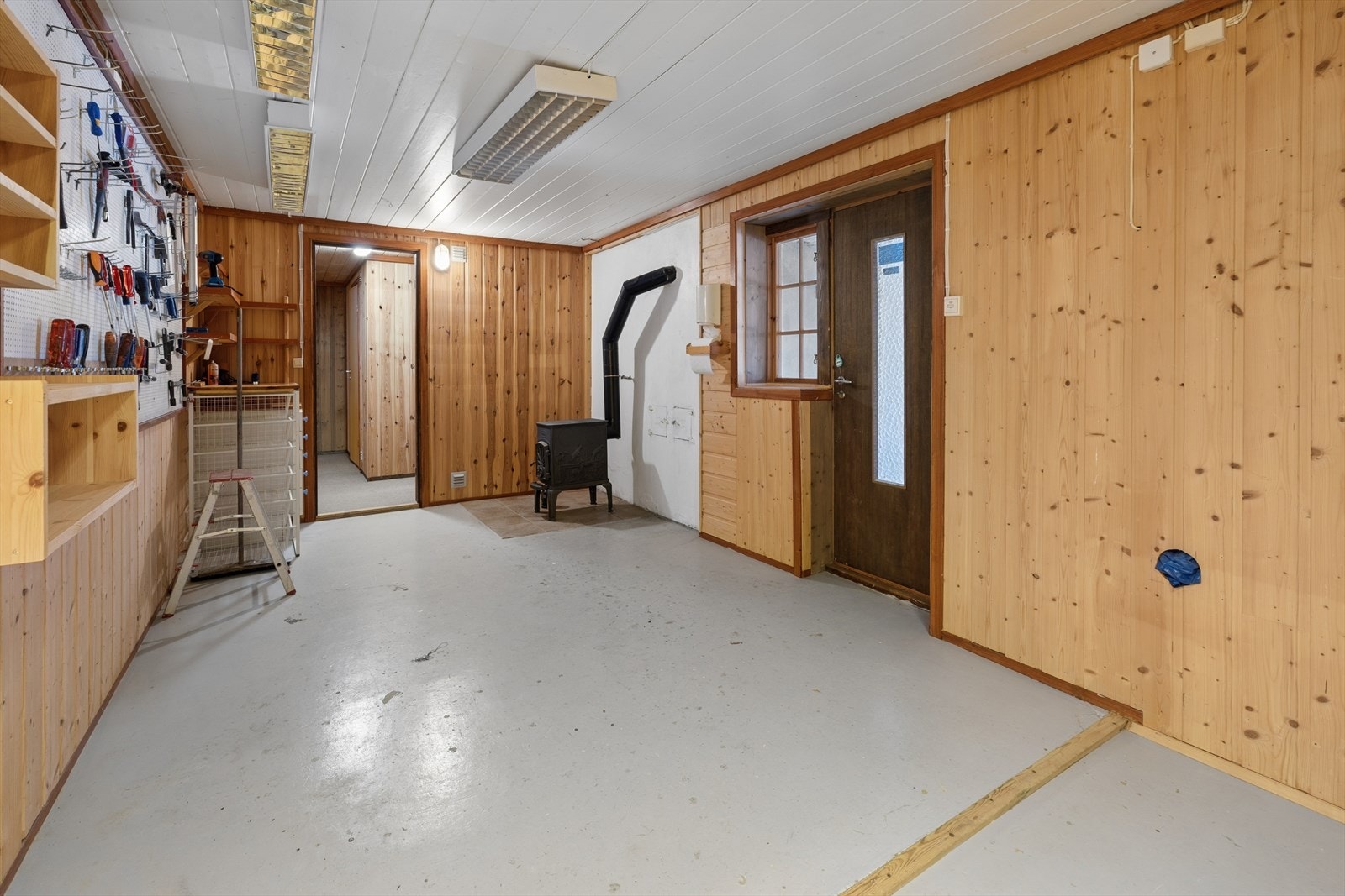 Underetasjen inneholder en rekke boder, samt et stort rom som tidligere har vært brukt som verksted. Galleribilde
