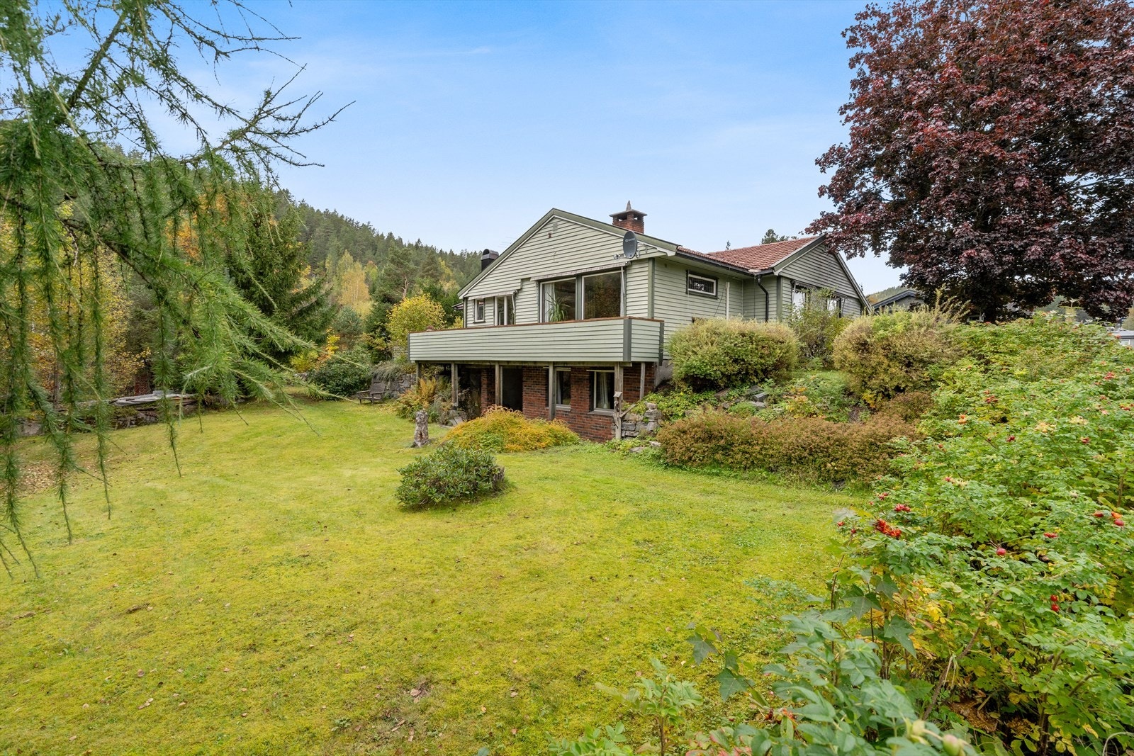 Eiendommen er beplantet med blomster og trær som blomstrer til ulike tidspunkt på året. Galleribilde