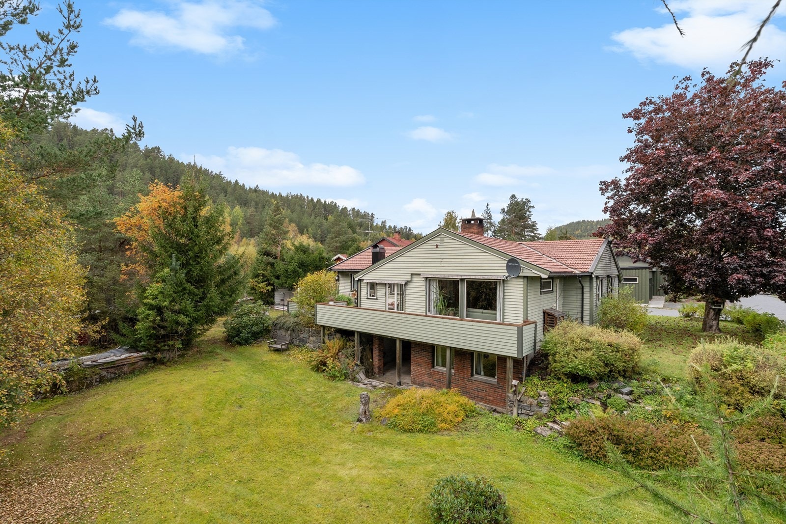 Eiendommen ligger i et veletablert og attraktivt boligområde ved Riegelsbakken på Kongsberg, med umiddelbar nærhet til flotte turområder. Galleribilde