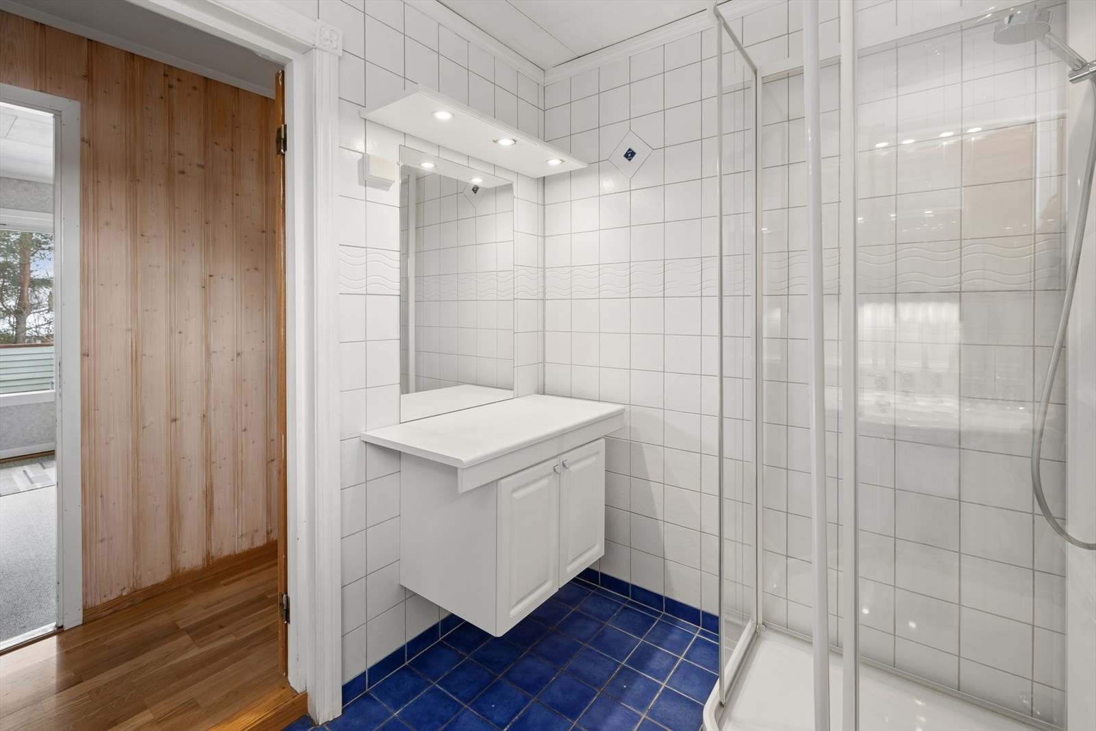 Veggene har fliser. Taket har himlingsplater.
Gulvet er flislagt. Rommet har elektriske varmekabler. Galleribilde