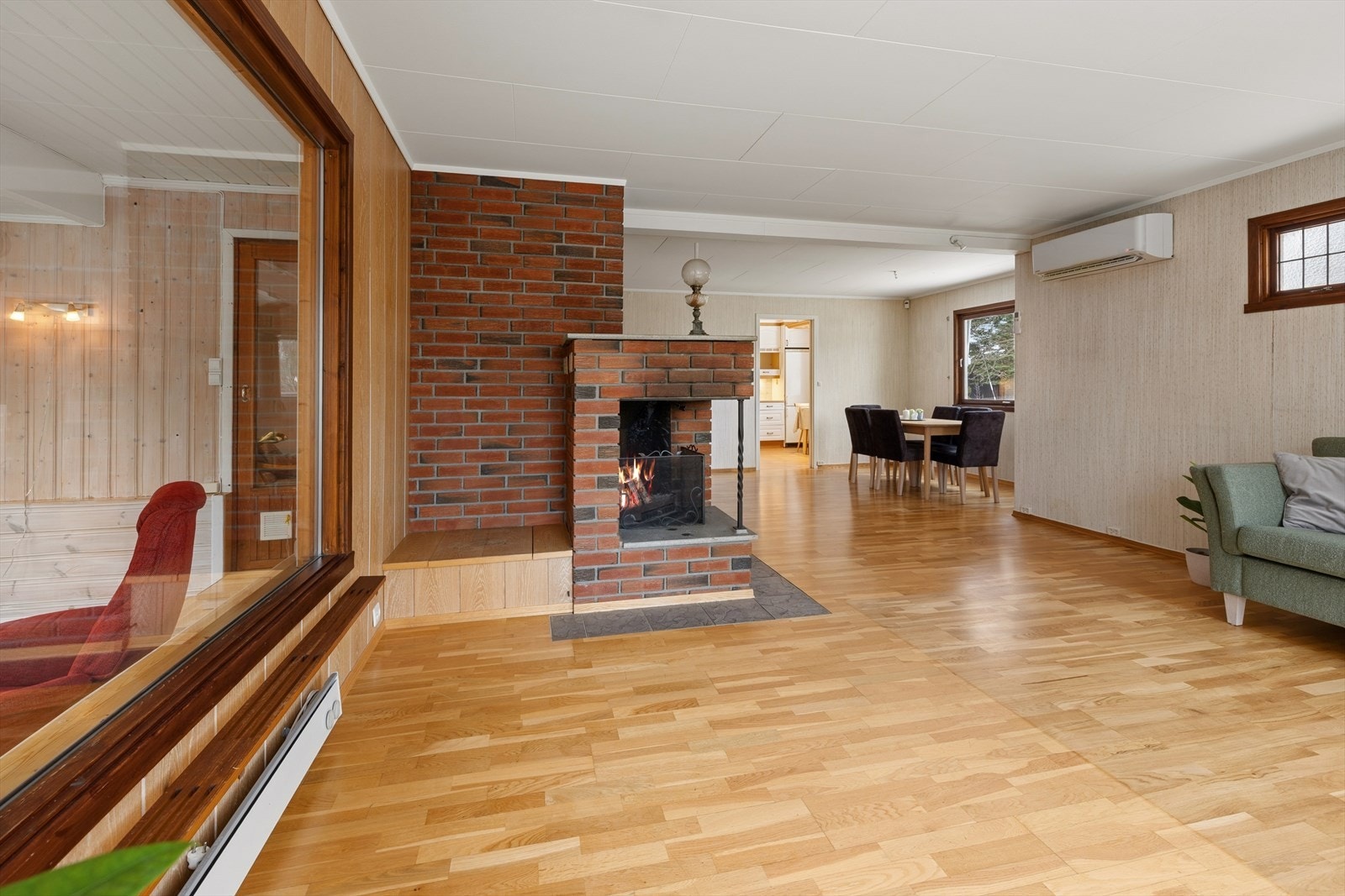 Stor stue som rommer ulike avdelinger. Galleribilde