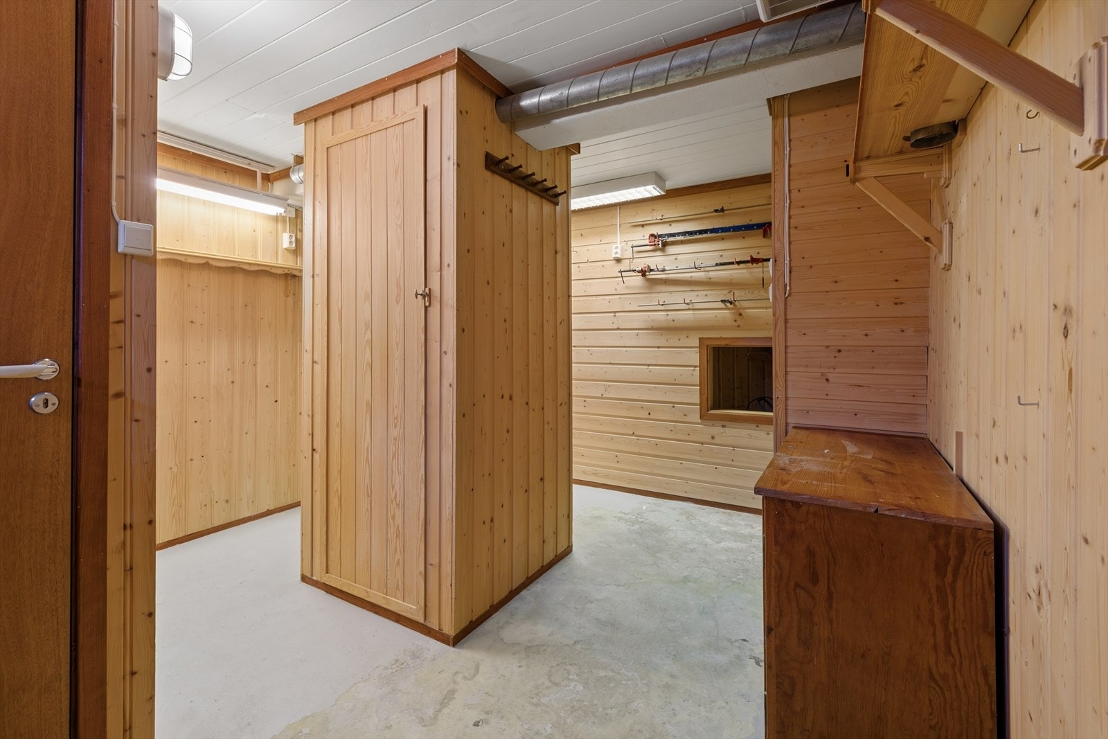 Underetasjen inneholder en rekke boder, samt et stort rom som tidligere har vært brukt som verksted. Galleribilde