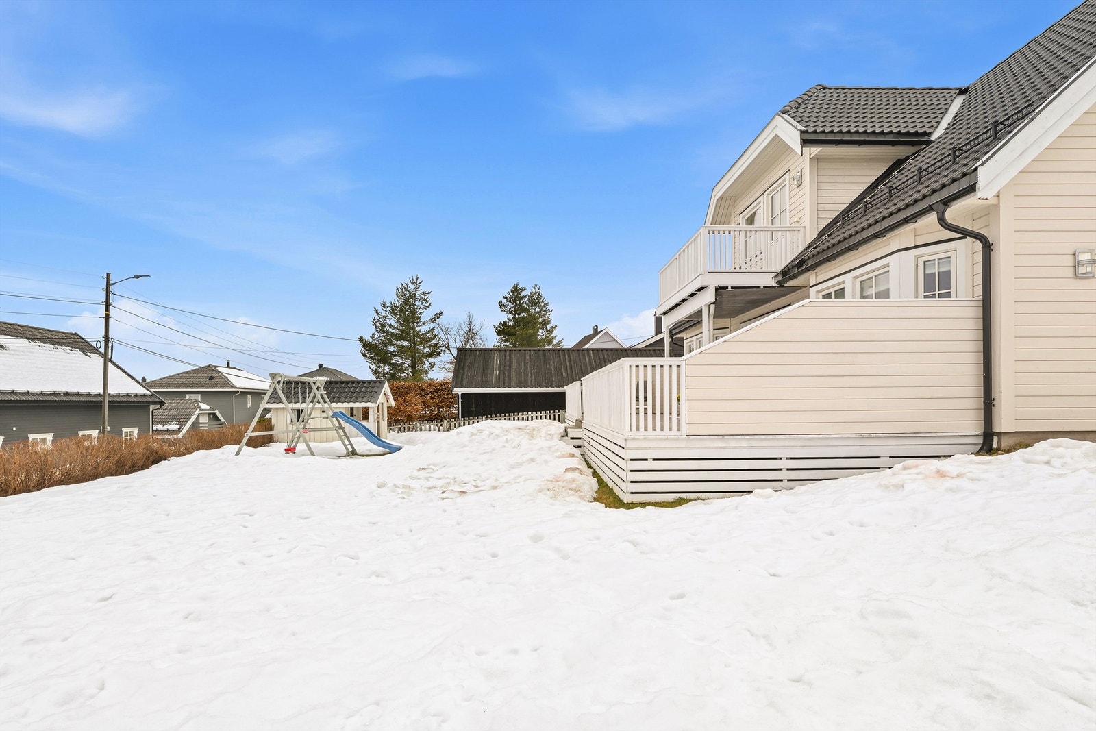 Fra den svært romslige terrassen er det adkomst ned til tomten Galleribilde