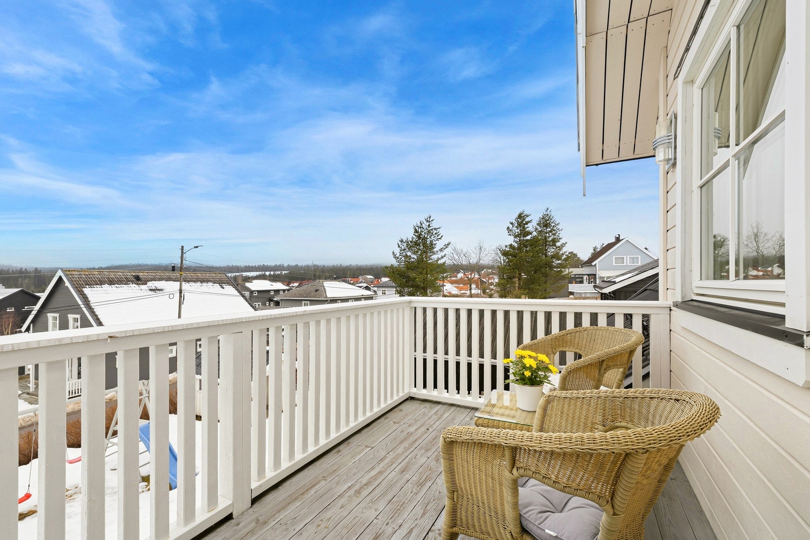 Balkongen er den mest solrike plassen på eiendommen og her kan solen nytes til kvelds på varme sommerdager Galleribilde