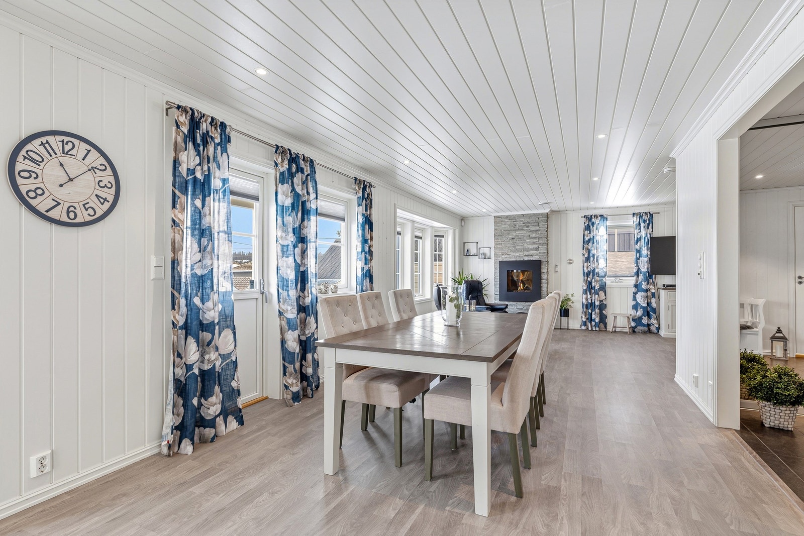 Spisestueplassen befinner seg i området mellom kjøkkenet og stueavdelingen,, her er det god plass til å utvide til langbord ved store middagsselskaper. Adkomst ut til den herlige terrassen mot sydvest Galleribilde