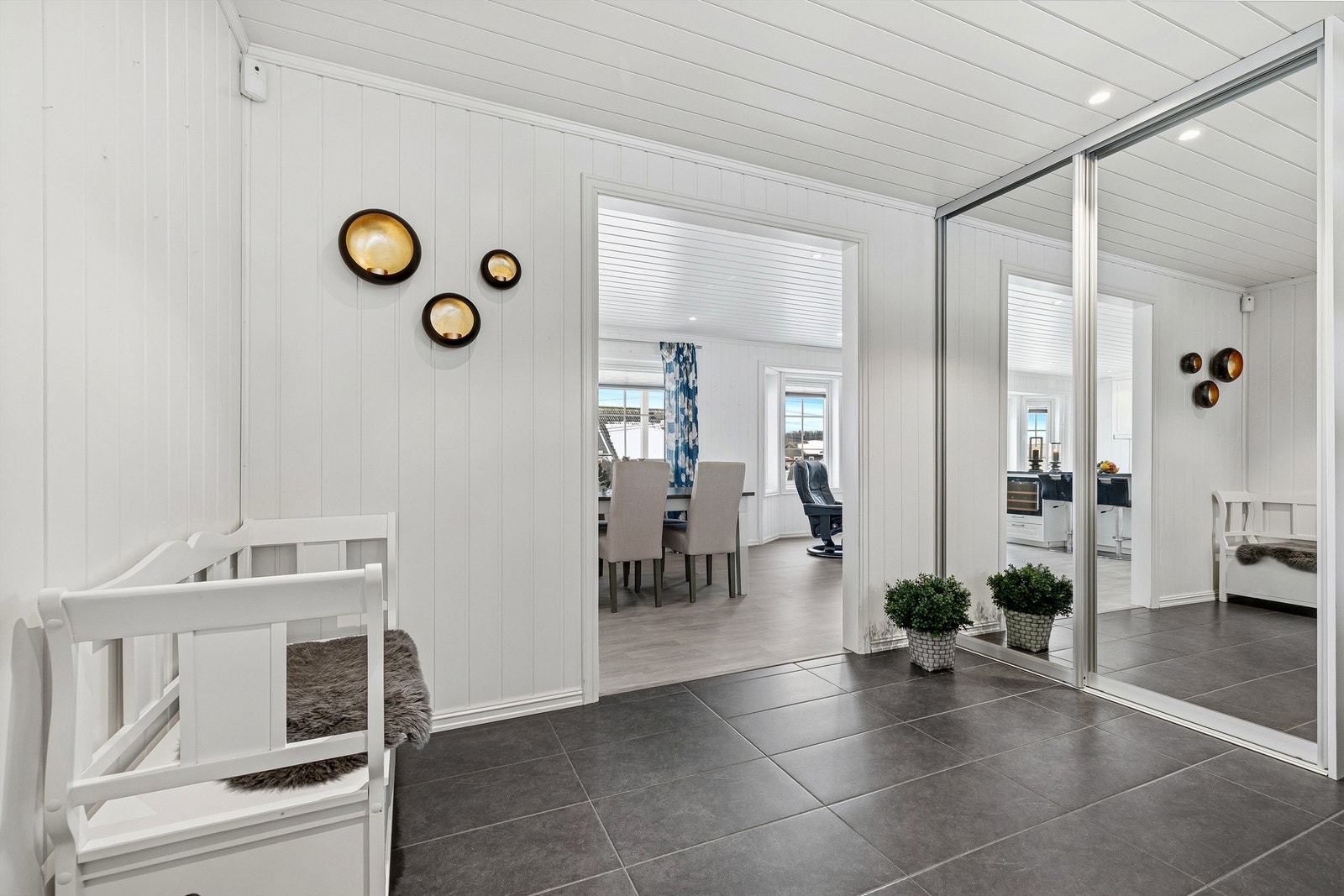 Boligen har en romslig entre/gang med fin trapp opp til 2 etg., legg merke til den romslige skyvedørsgarderoben for ytterbekledning og skotøy Galleribilde