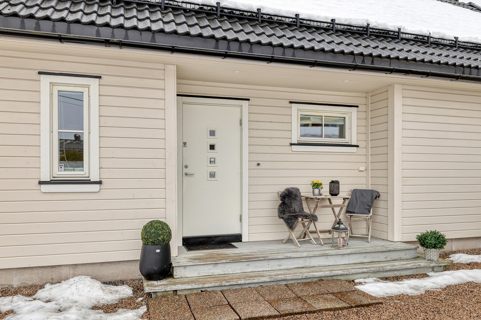Inngangsparti og terrasse Galleribilde