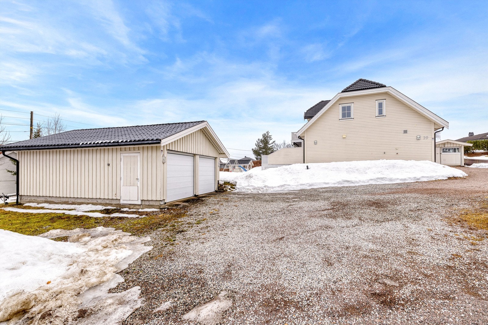 Eiendommen har en romslig gårdsplass foran garasjen, her er det null problemer å ha besøk fra venner eller familie, nok parkering til alle. Galleribilde