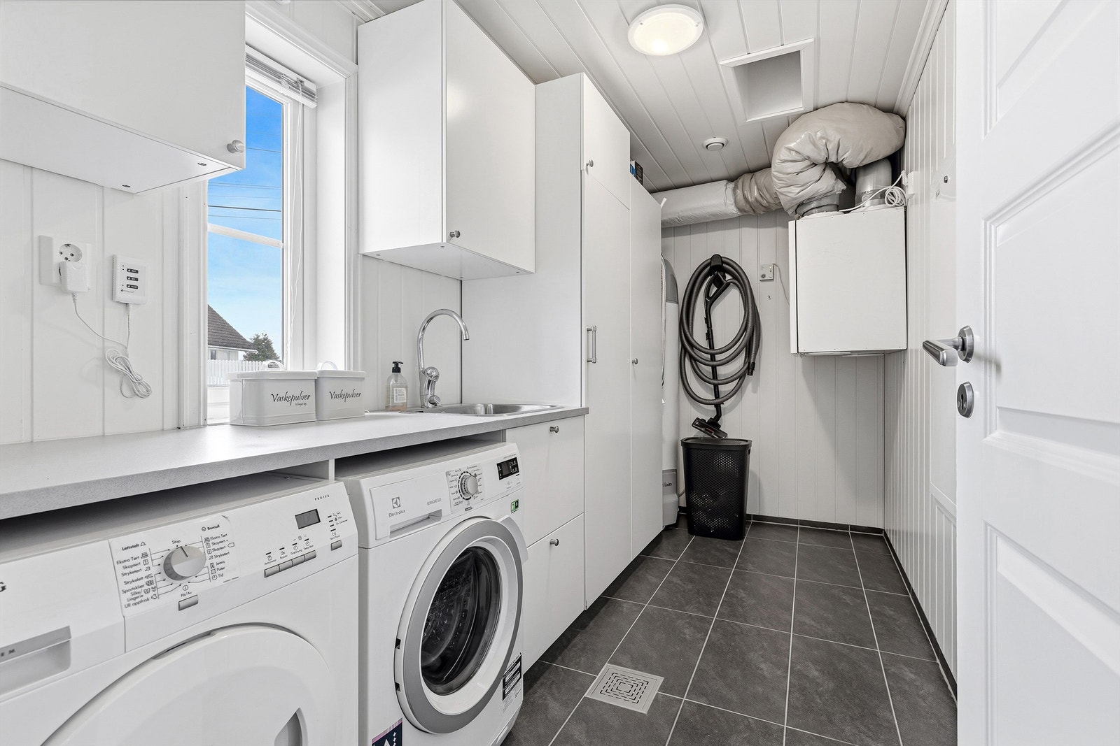 Vaskerom/teknisk rom med fin innredning og løsning. Galleribilde