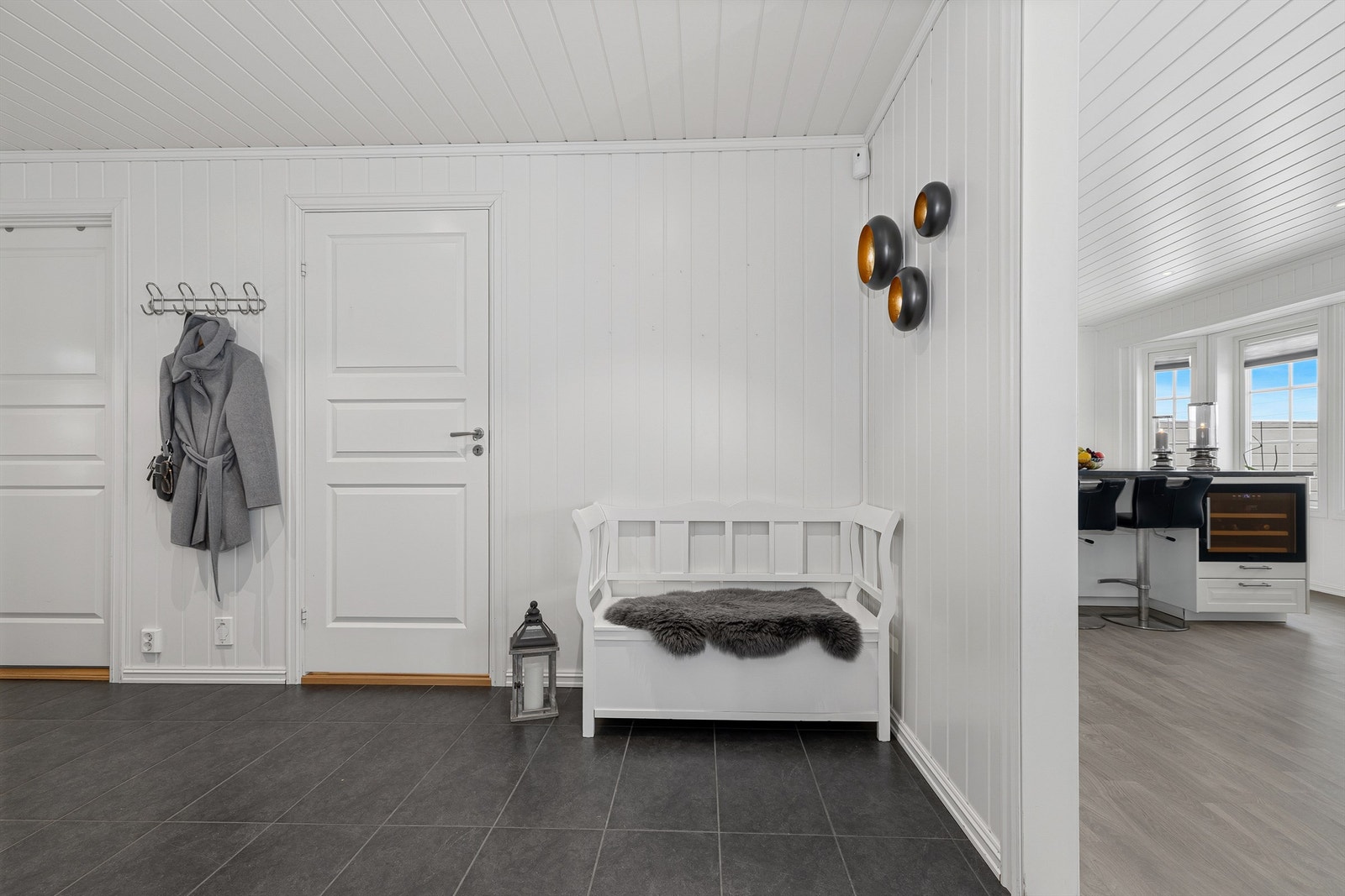 Praktisk plass for sittebenk i gang Galleribilde