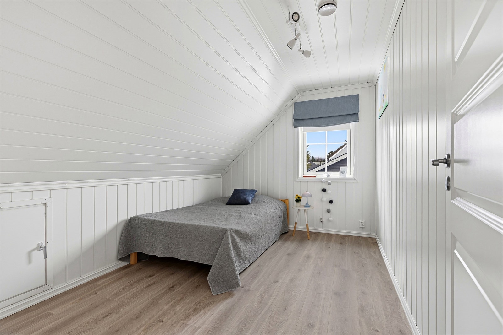 Soverom 2 med plass til både seng og eventuelt pult for lekselesing Galleribilde