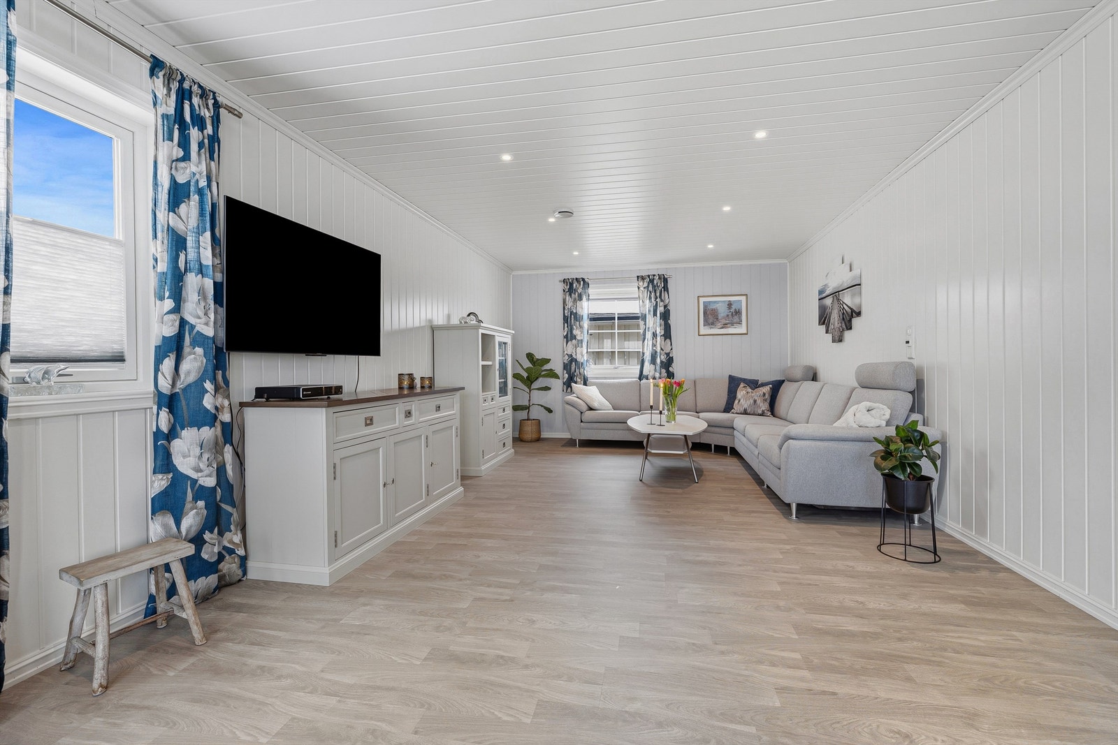 Hovedstuens usjenerte sofakrok for rolige tv kvelder Galleribilde