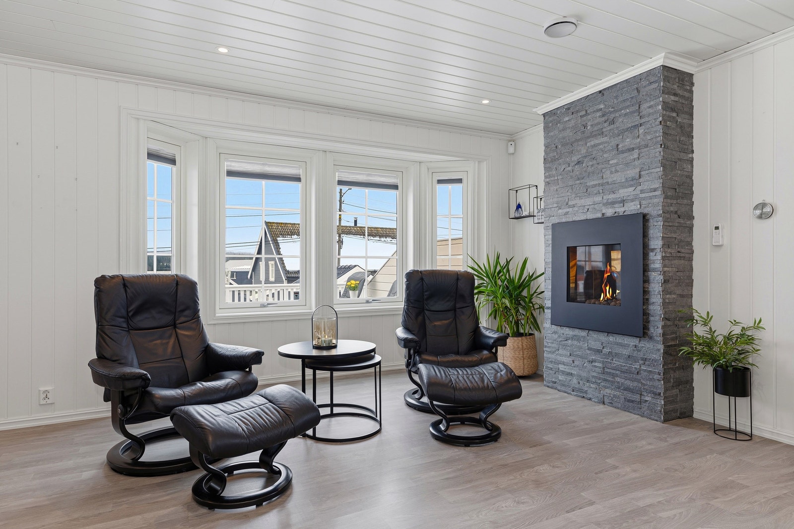 Superkoselig plass i stua foran gasspeisen med fin innsyn til flammene, dekorativ omramming med skiftersteinsforblending Galleribilde