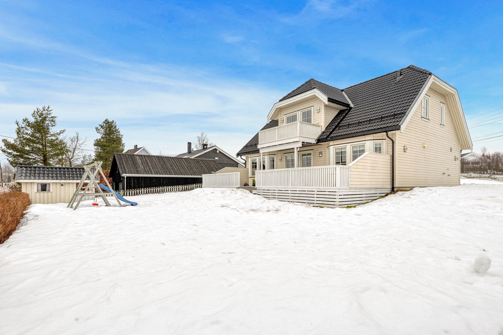 På solsiden av tomten har eiendommen opparbeidet plenareal som innbyr til lek og moro for både liten og stor, legg også merke til den hyggelig lekestua som barna kommer til å elske Galleribilde