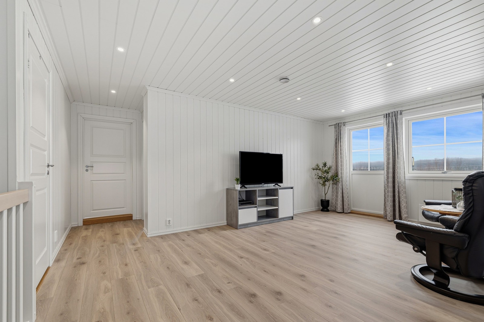 Loftsstua har god plass til sittegruppe eller liten sofa alt etter eget møbleringsbehov Galleribilde