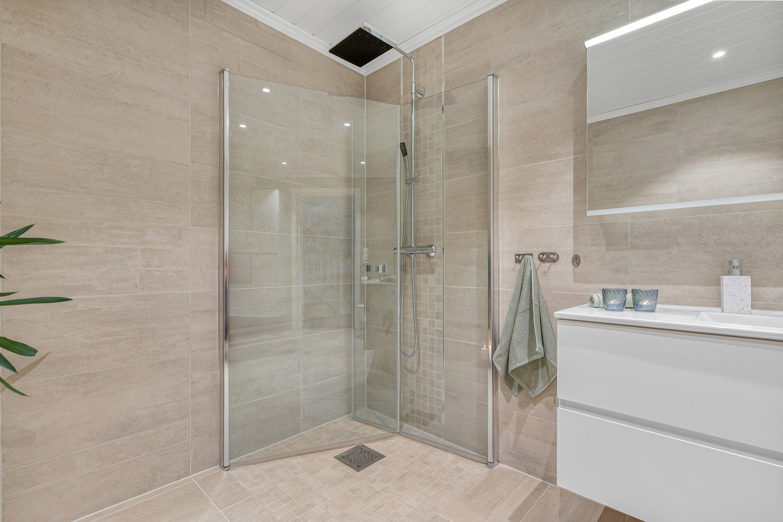 Dusjhjørne på 1x1 meter er praktisk, stilige innfellbare dusjvegger i herdet glass Galleribilde