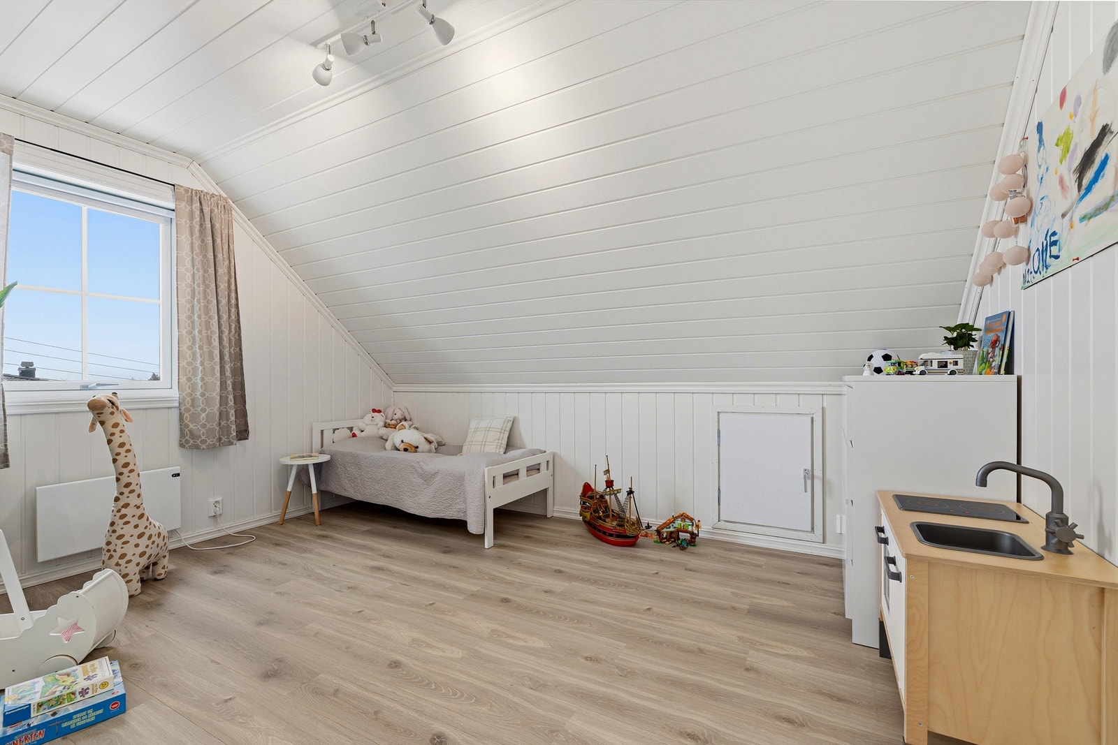 På samme plan er det fine soverom for småtasser eller større barn, soverom 1 Galleribilde