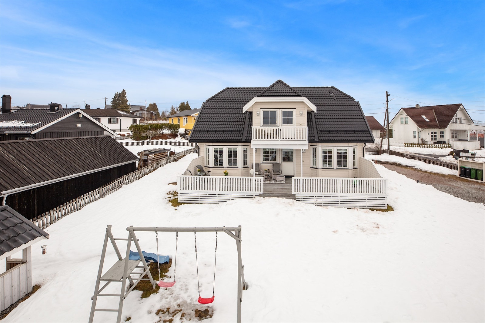 Eiendommen ligger i veletablert eneboligbebyggelse med gode solforhold og gangavstand til både barnehager, skoler og marka Galleribilde